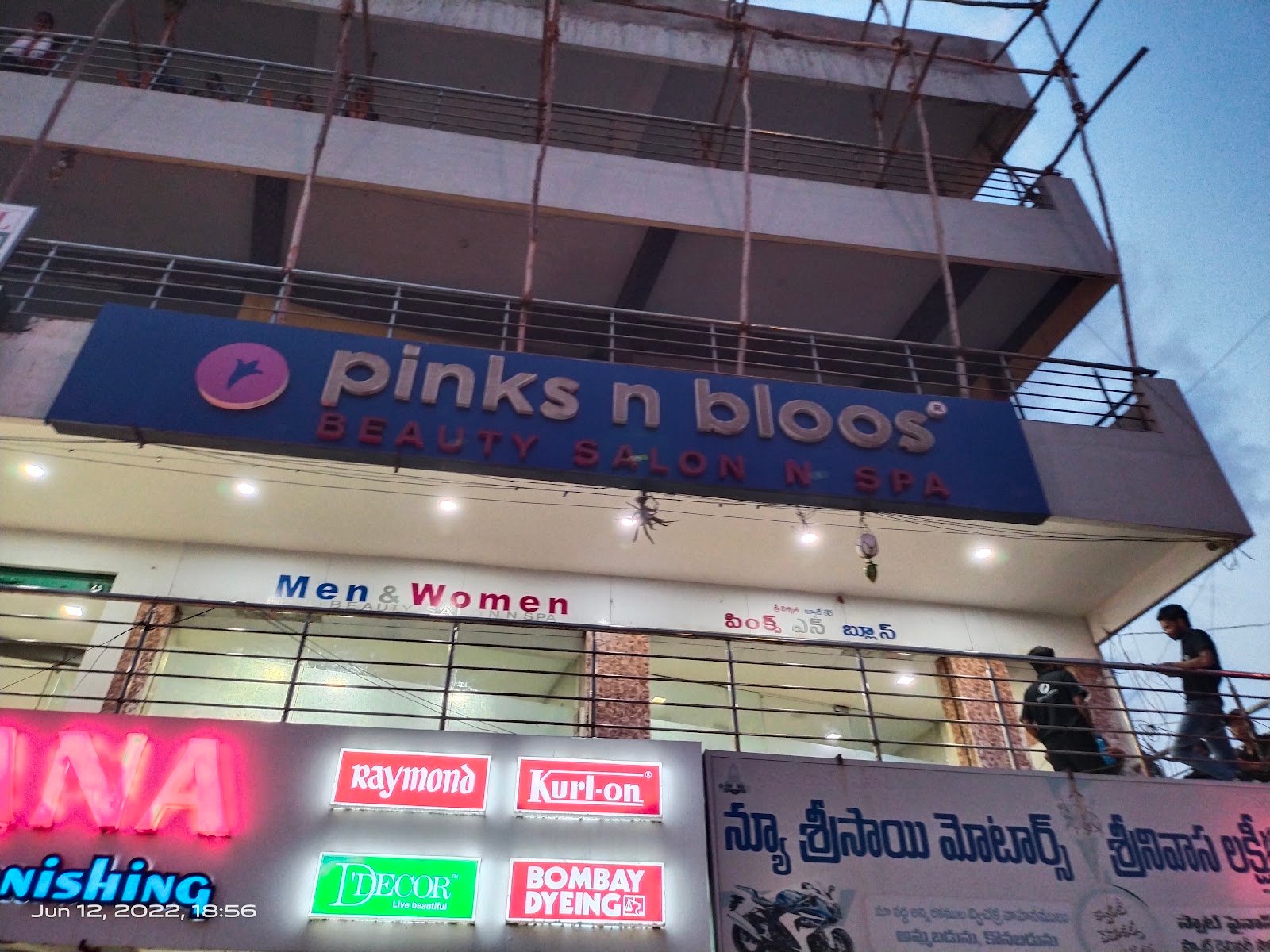 Pinks n Bloos Beauty Salon