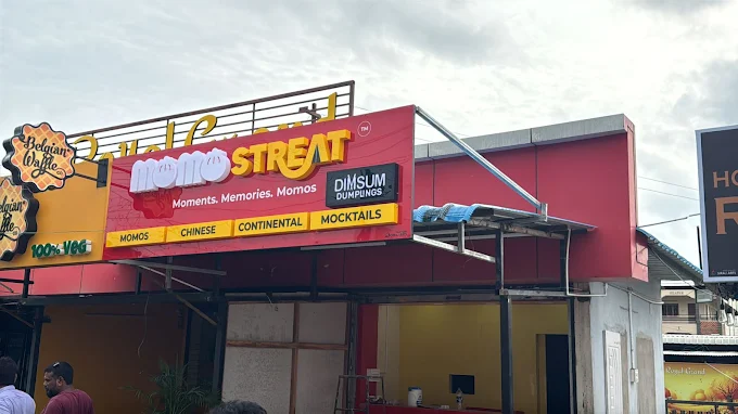 Momo Streat photo